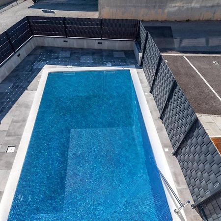Poolside 2 Bedroom Ap. Mare تروغير المظهر الخارجي الصورة